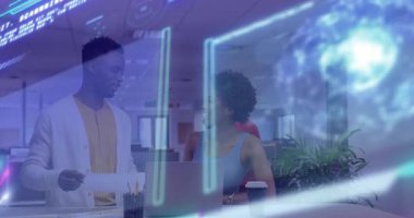 İş arkadaşına basılı belge sunan adam holografik kaplamalı kod analizi yapıyor. İşbirliği, takım çalışması, yenilik, teknoloji, iletişim, modern, profesyonel