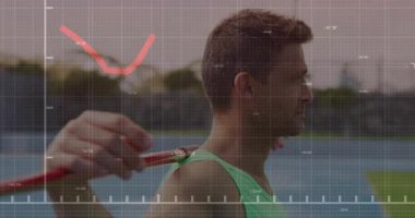 Spor antrenörü bandı çekiyor, sporcu kırmızı grafik izleme ölçümleriyle omuz germeye direniyor. Fitness, biomekanik, performans, güç, eğitim, veri görselleştirme, açık hava