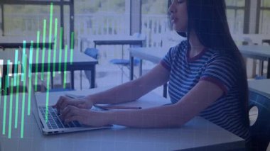 Eğitim öğrencisinin çalışma odasında dizüstü bilgisayarı yazması, yeşil çizelgeyi renkli veri akışlarına kaydırması. Teknoloji, analitik, yenilik, öğrenme, dijital, iletişim, çalışma alanı