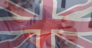 Olgun bir adam parlak turuncu balçığı topluyor ve pazarlama demosu için pürüzsüz bir küreye dönüşüyor. Yaratıcılık, rahatlama, rahatlama, oyun, modern, minimalist, dokunsal