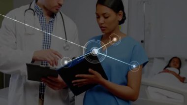 Hasta kayıtları incelenirken sağlık ağını başlatan bir doktor koğuşa giriyor. Tıbbi, sağlık, teknoloji, dijital, işbirliği, fütüristik, klinik