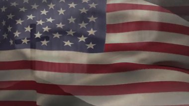 Stüdyo ışıklarının altında hafif bir esinti dalgalanan ve dalgalanan ABD bayrağını sallıyor. Vatanseverlik, ulusal gurur, hareket, kumaş, tekstil, sembolizm, demokrasi