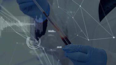 Açılış teknisyeninin pipeti test tüpüne koyması düşüşü gösterir, hassasiyeti gösterir. Laboratuvar, araştırma, pipet, bilim adamı, bilimsel, analiz, kesinlik