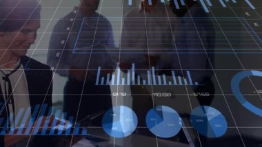 İş toplantılarında tablet ekranı kullanan bir kadın, ızgara projeksiyonu yapan ve görüş için çizelgeleri değiştiren bir kadın. Teknoloji, veri görselleştirme, işbirliği, yenilik, dijital analiz, kurumsal, modern