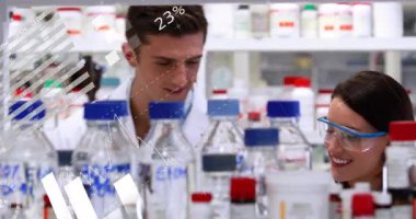 Laboratuar araştırmacıları birbirlerine dönüp sonuçları analiz etmek için pasta grafikleri hazırlıyorlar. Bilim, işbirliği, veri görselleştirme, yenilik, laboratuvar, analiz, dijital grafikler