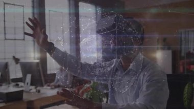 Yetişkin bir adam masasında VR kulaklık takıyor. Teknoloji veri analizi için hologramı döndürüyor ve yakınlaştırıyor. Gelecekçi, işbirlikçi, yenilikçi, dijital, çağdaş, çalışma alanı, sürükleyici