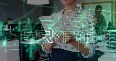 Kadın analist, ofisteki mali görüşler için yeşil kripto arayüzü çağıran tablet tıklatıyor. Teknoloji, işbirliği, dijital, finansal, yenilik, şirket, ağ