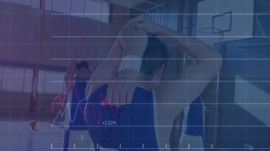 Lider sporcu spor salonunda kolunu uzatıyor. Grafik fırlatıyor. Takım antrenmana hazırlanırken soluklaşıyor. Atletizm, takım çalışması, fitness, neon, fütüristik, motivasyon, dayanıklılık