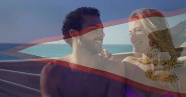 Gezgin çift güvertede gülüşlerini paylaşıyor, kameraya dönerken bayrak kaplamalarını gösteriyorlar. Lüks, macera, rahatlama, eğlence, uyum, manzara, canlı