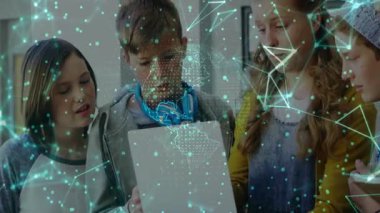 Çocuk bilgisayar açıp ağ oluştururken meslektaşlar dünya haritası verilerini analiz ediyorlar. İşbirliği, teknoloji, yenilik, eğitim, fütüristik, takım çalışması, dijital
