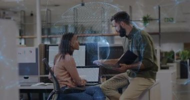 Dizüstü bilgisayarda veri yazan bir kadın, iş arkadaşının tablet tıklamasını tetikliyor. Küre ağının teknolojik verileri güncellediğini gösteriyor. Profesyonel, işbirliği, teknoloji, yenilik, ağ, çalışma alanı, modern