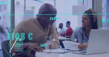 Kıdemli danışman, meslektaşıyla birlikte finansal verileri görselleştirme ölçümlerinde yüzen tablolar olarak inceliyor. İşbirliği, takım çalışması, veri görselleştirme, profesyonel, modern, analitik, iş toplantısı