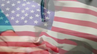 Sağ el dönen musluk kolu, sabun köpüğü sürten eller, Amerikan bayrağı altında temizlik ve durulama. Tıbbi, hijyen, sağlık, sağlık, dezenfektan, temizlik, profesyonellik