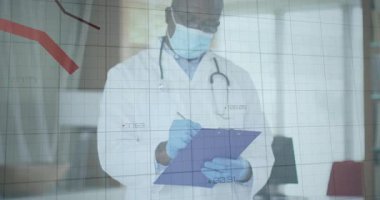 Kıdemli doktor hasta notları yazıyor. Şebeke zayıflıyor ve kırmızı grafik kayıyor. Tıbbi, sağlık, analiz, teknoloji, profesyonel, veri, görselleştirme