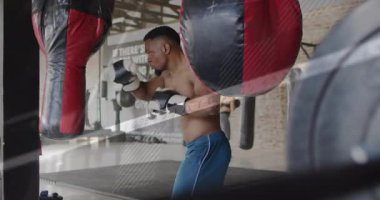 Erkek boksör duruşu, güç için spor salonunda kırmızı siyah çanta, bisiklet yumruk kombinasyonları. Sporcu, fitness, training, strength, motion, urban, determination