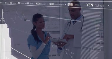 Hemşire tıkırdatma tableti ve doktor para birimi çizelgesi olarak hareket ediyor mali veri incelemesi için yer değiştiriyor. Tıbbi, işbirliği, teknoloji, finans, veri, analiz, meslek