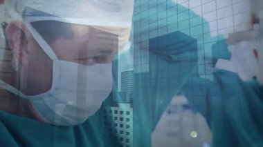 Cerrah tıbbi hazırlık alanına giriyor ve maske bağlama kapağını kalkış çizgisi açıklığı olarak çıkarıyor. Tıbbi, mesleki, giysi, endüstri, kentsel, modern, hassas