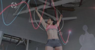 Havadaki fitness sporcusu, çember kaldırmayı kavrayıp dalgaların haritalama hareketiyle dengede tutuyor. Jimnastik, dans, esneklik, performans, hareket, güç, aerobik