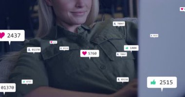 Sosyal medya ölçümlerini dizüstü bilgisayarda takip eden kadın kalp ikonlarının yükselişini işaret ediyor. Dijital, angajman, modern, teknoloji, çalışma alanı, gündelik, bağlantı