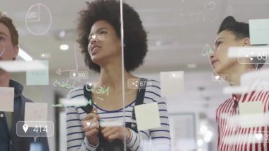 Cam pano yapışkan notları tarama ekibinde pazarlama planına yön veren dijital metriklerle işbirliği yapıyorlar. İşbirliği, takım çalışması, beyin fırtınası, yenilik, toplantı, strateji, yaratıcı