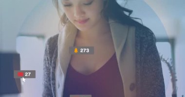 Kadın yaratıcı tableti tıkırdatarak sosyal medya simgelerini başlatıyor giderek artan ölçümler azalıyor. Teknoloji, iletişim, dijital, modern, yaşam tarzı, yenilik, bağlantı