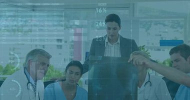 Işıkkutusunda röntgen taraması yapan tıbbi ekip güncelleme çizelgelerini aktifleştiriyor, filmi işaret ediyor, gülümsüyor. Teşhis, işbirliği, sağlık, veri görselleştirme, analiz, mesleki, tıbbi