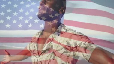 Pazarlama reklamı, Amerikan bayrağı gururu hatırlatırken plajda silah dağıtan adamı gösteriyor. Vatanseverlik, kutlama, açık hava, rahatlama, rahatlama, kıyı, canlı