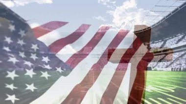 Stadyumda Amerikan bayrağı sallanırken askerin tüfekle diz çökmesine neden olan rüzgar. Vatanseverlik, tören, disiplin, açık hava, azim, jest, selam
