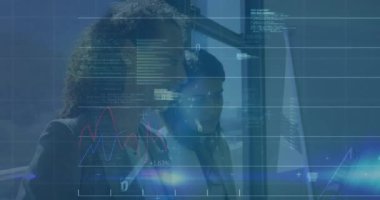 İş adamları, izleme cihazlarını kod kaplamalarıyla dinledikten sonra animasyon finans grafiklerini inceliyor. Kurumsal, analitik, veri, teknoloji, takım çalışması, modern, yenilik