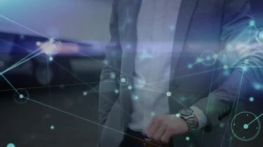 İşletme yöneticisi verileri takip etmek için hologram arayüzünü çalıştıran özel jetin yanındaki saati kontrol ediyor. Teknoloji, yenilik, lüks, sofistike, ağ oluşturma, gelecekçi, kurumsal