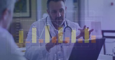 Doktor dizüstü bilgisayarı açıyor ve test sonuçlarını açıklayan çizelge çizelgesini sunuyor. Tıbbi, danışma, analitik, veri görselleştirme, profesyonel, sağlık, içgörü