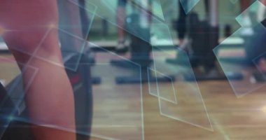 Mavi kaplama sürükleniyor, sağ alt bacak ve spor ayakkabısı spor için platforma inip çıkıyor. Egzersiz, spor, eğitim, fitness, koreografi, hareket, teknoloji