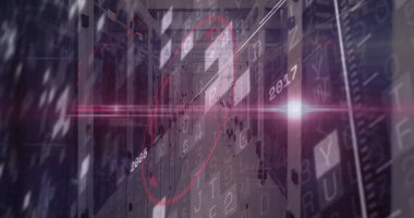 Veri merkezinde yüzen verilerle sunucu rafında asılı duran kırmızı dairesel hologram görüntüleniyor. Gelecek, teknoloji, dijital, siber güvenlik, altyapı, soyut, yenilik