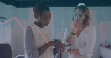 Tablet üzerindeki verileri analiz eden iki profesyonel kadını çizelge kaplamalarıyla birlikte açık planlama ofisinde incelemek. Şirket, takım çalışması, modern, analitik, iş, işbirliği, teknoloji