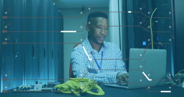 Tişört izleme sunucuları veri merkezinde dizüstü bilgisayar kullanıyor, sarı, yeşil ethernet kabloları var. Teknoloji, siber güvenlik, veri, bağlantı, altyapı, yenilik, dijital