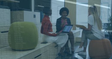 Belge klasörünü inceleyen ve dizüstü bilgisayarını puf koltuklu ofis salonunda tutan iş birliği yapan kadınlar. İşbirliği, takım çalışması, profesyonellik, modern, içişleri, üretkenlik, iletişim