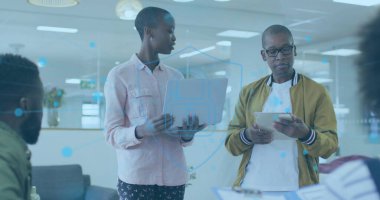 Günlük kıyafetlerle sunum ekibi açık planlı ofiste verileri inceleyecek ve dizüstü bilgisayar tableti grafikleriyle birlikte. İşbirliği, teknoloji, veri, görselleştirme, takım çalışması, modern, profesyonel