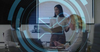 Karşınızda bluz ve etekli kadın konferans masasında dosya ve ekranla rapor veriyor. Profesyonel, kurumsal, teknoloji, takım çalışması, yenilik, modern, iş