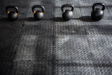 Spor salonunda yerde yüksek açılı kettlebell manzarası