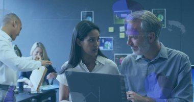 Toplantı odasında dizüstü bilgisayarda işbirliği yapan profesyonel giysiler ve cam bölmelerde çizelgeler. İş, takım çalışması, yenilik, modernlik, strateji, şirket, iletişim