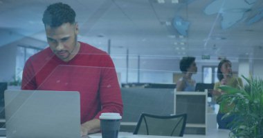 Kırmızı uzun kollu gömlekli bir işçi beyaz ofis masasında gümüş dizüstü bilgisayarla çalışıyor, kahve fincanı var. İşbirliği, üretkenlik, modernlik, çalışma alanı, yenilik, ekip, teknoloji