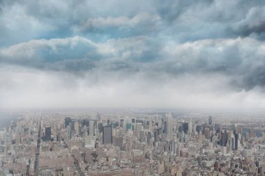 Düz dizayn, uzak nehir ile fırtına bulutlarının altında gökdelenlerle dolu yoğun bir ufuk çizgisi gösteriyor. Kentsel, ufuk çizgisi, mimari, şehir manzarası, insansız hava aracı, modern, hava aracı