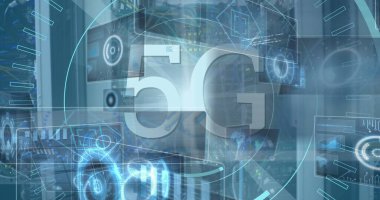 Sunucu odasında parlayan 5G simgesiyle dijital holografik çizelgeler yansıtan ağ mühendisi. Teknolojik, geleceksel, veri, bağlantı, yenilik, dijital, siber güvenlik