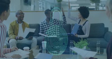 Salondaki doktor ve tabletleri inceleyen beş profesyonelden oluşan bir grup, parmak izi örtüsü. Takım çalışması, yenilik, modernstil, şirket, teknoloji, ağ oluşturma, sinerji