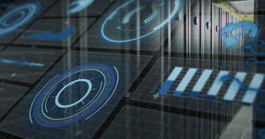 Veri salonunda holografik çizelgeler gösteren sunucu rafları, yükseltilmiş paneller, sarı kablo tepsileri. Teknoloji, yenilik, dijital, geleceksel, siber güvenlik, analitik, altyapı