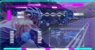 Bisikletçi dağ yolunda bisiklet forması ve kask takıyor ve HUD kaplamalı bisiklet sürüyor. Fitness, teknoloji, yenilik, macera, açık hava, performans, sağlık