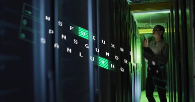 Gömlek ve pantolon giyen teknisyen veri merkezindeki sunucuları kontrol ediyor, hologramla, kopyalama alanıyla. Gelecekçi, siber güvenlik, dijital, teknoloji, profesyonel, yenilik, altyapı