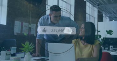 Eğik adam ve oturan kadın, ofiste dizüstü bilgisayarla yazılı çizelgeleri tartışıyor ve üst üste koymayı seviyor. İşbirliği, takım çalışması, modern, çalışma alanı, üretkenlik, iletişim, iş