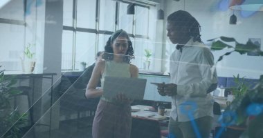 Resmi giyinmiş iş arkadaşları, iş yerindeki cam duvarda kahve fincanı ile dizüstü bilgisayarda projeyi tartışıyor. İşbirliği, profesyonellik, modern, parlak, takım çalışması, çalışma alanı, yenilik