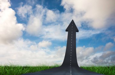 Çimenli alanda bulutlu gökyüzü olan ok yolu